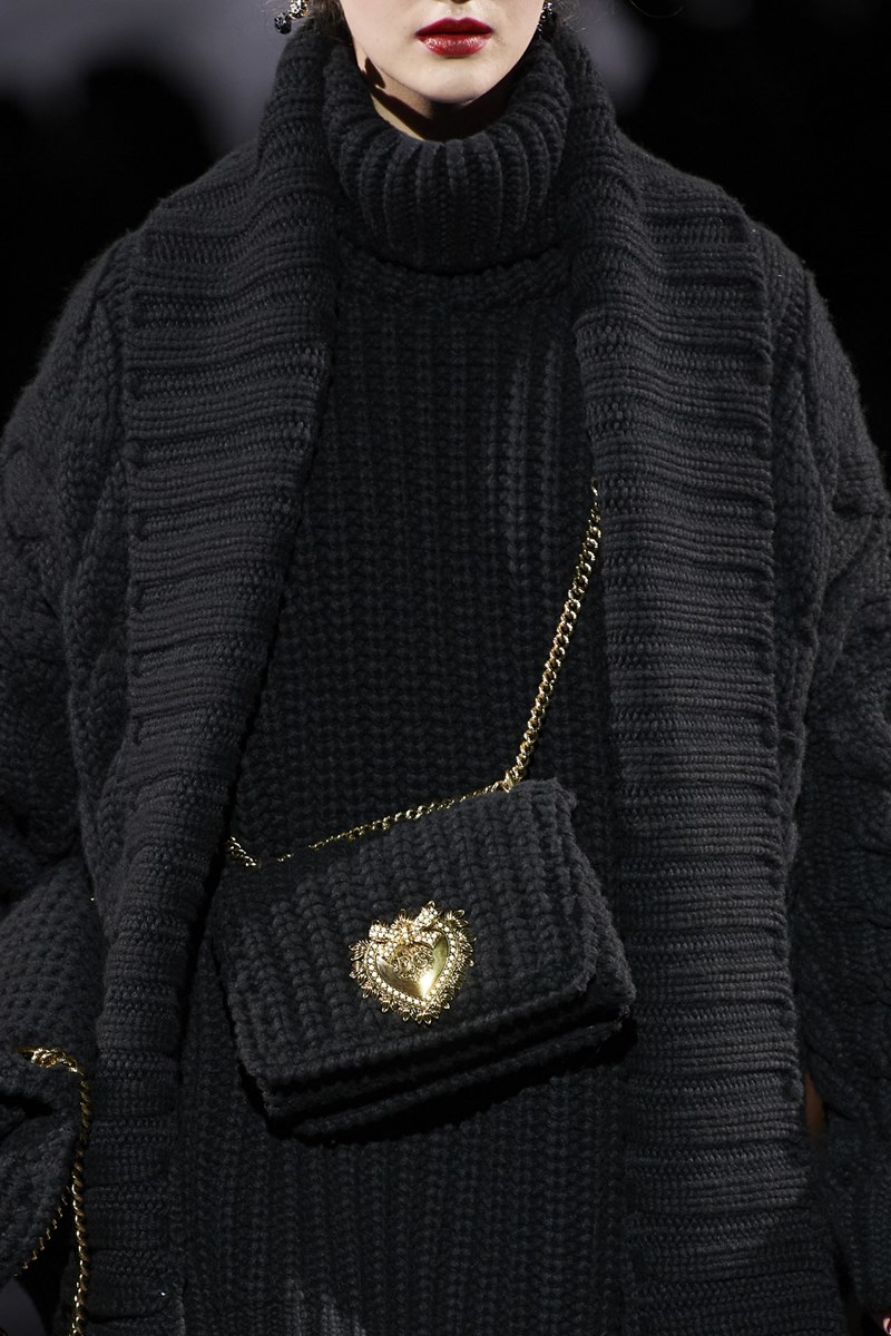 Οι Dolce & Gabbana έκαναν τις πλεκτές τσάντες πάλι τάση - εικόνα 1