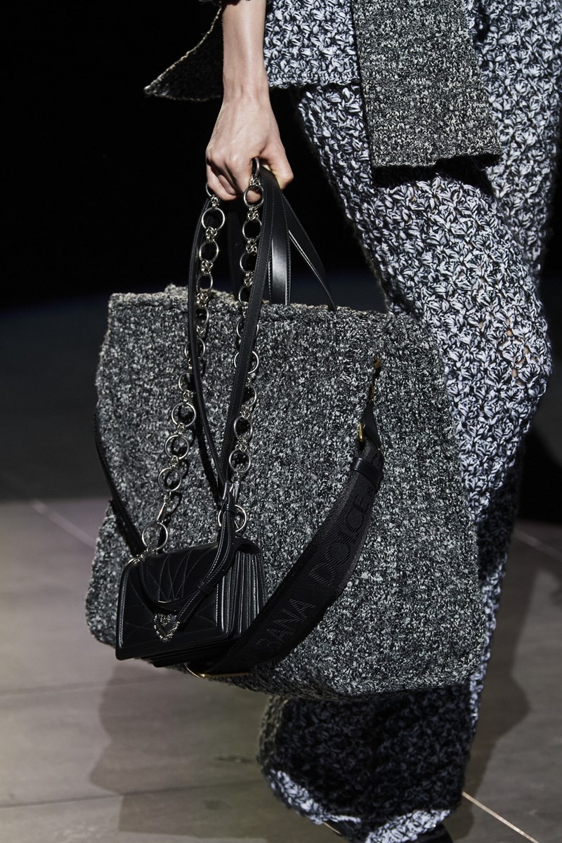 Οι Dolce & Gabbana έκαναν τις πλεκτές τσάντες πάλι τάση - εικόνα 2