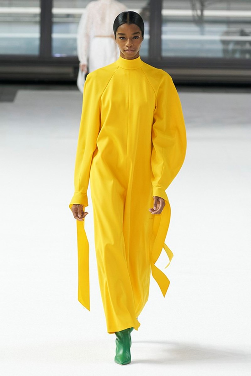 Η Carolina Hererra φέρνει κοντά τον μινιμαλισμό και τις bold αποχρώσεις - εικόνα 6