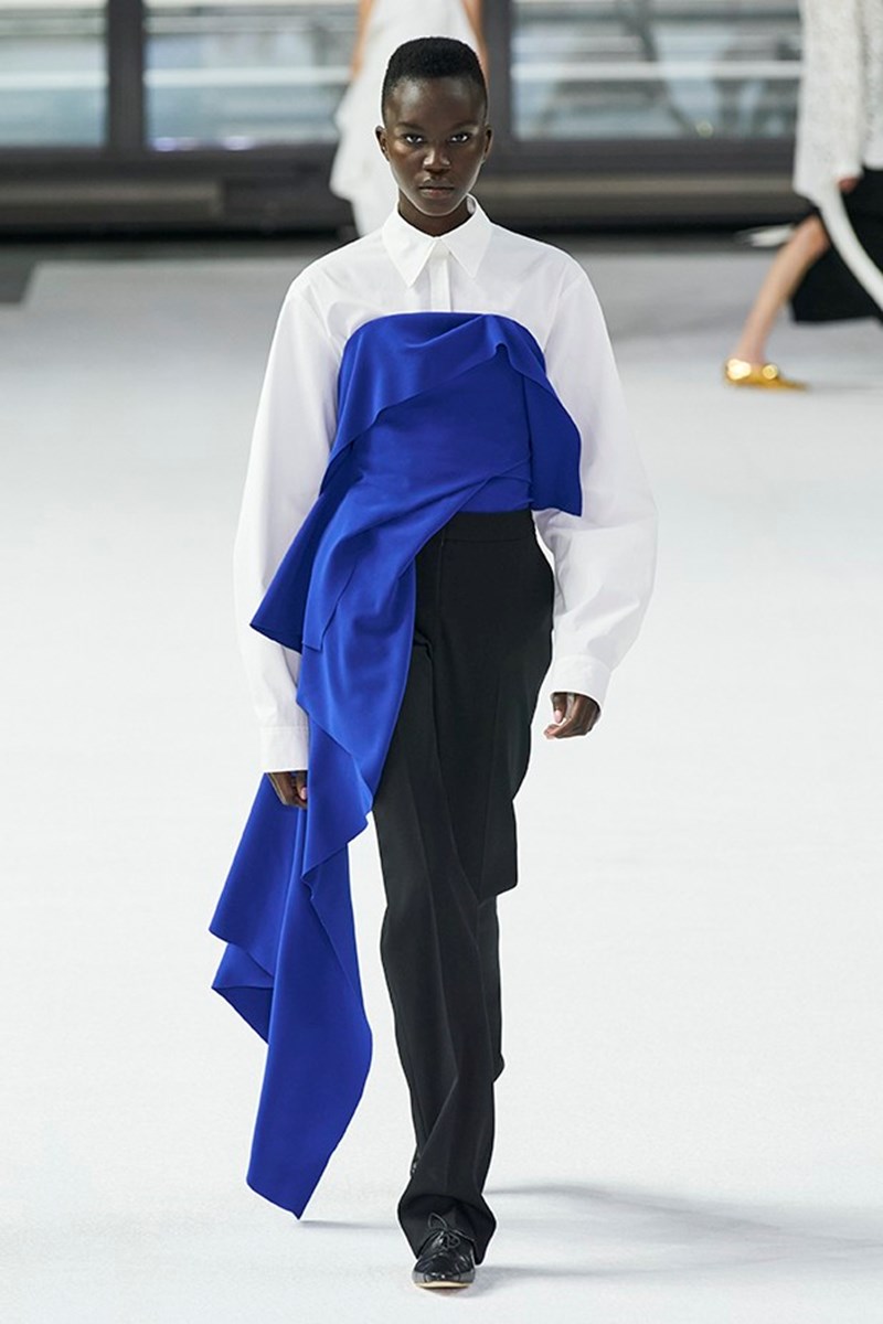 Η Carolina Hererra φέρνει κοντά τον μινιμαλισμό και τις bold αποχρώσεις - εικόνα 2