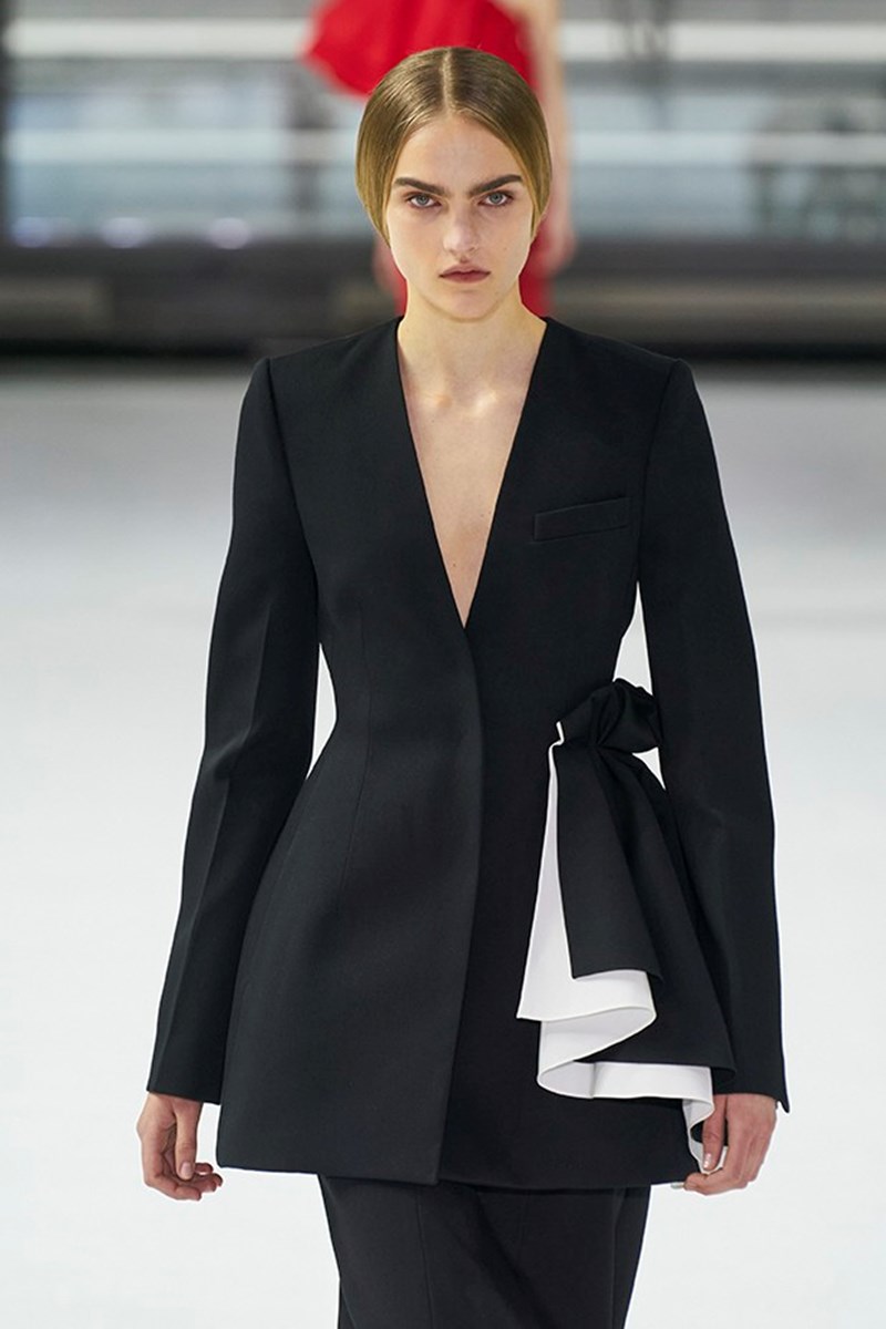 Η Carolina Hererra φέρνει κοντά τον μινιμαλισμό και τις bold αποχρώσεις - εικόνα 10