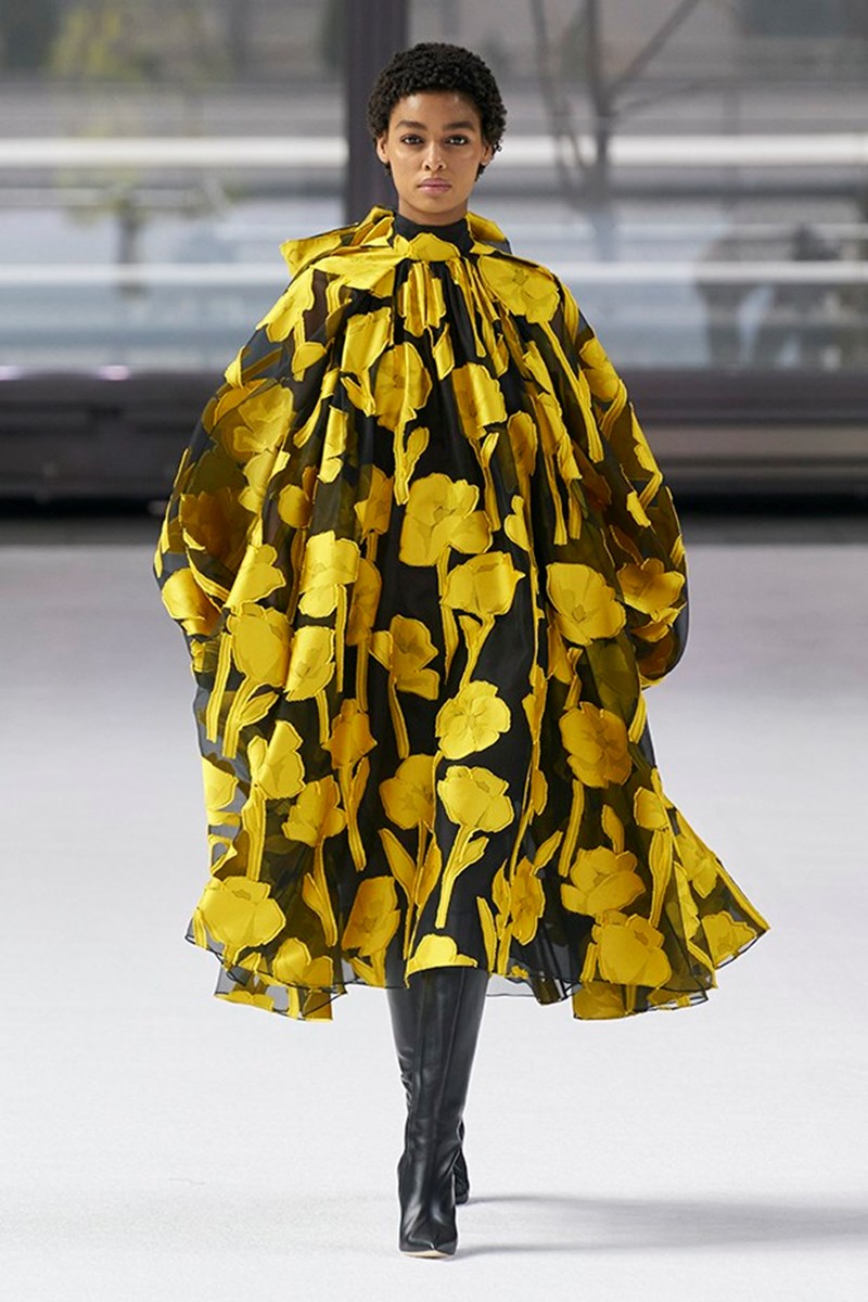 Η Carolina Hererra φέρνει κοντά τον μινιμαλισμό και τις bold αποχρώσεις - εικόνα 13