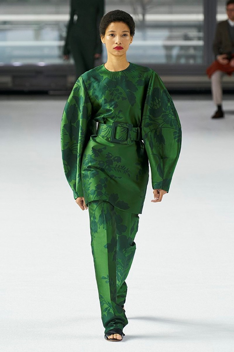 Η Carolina Hererra φέρνει κοντά τον μινιμαλισμό και τις bold αποχρώσεις - εικόνα 3