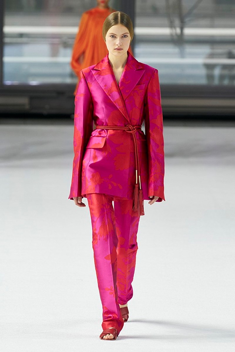 Η Carolina Hererra φέρνει κοντά τον μινιμαλισμό και τις bold αποχρώσεις - εικόνα 8