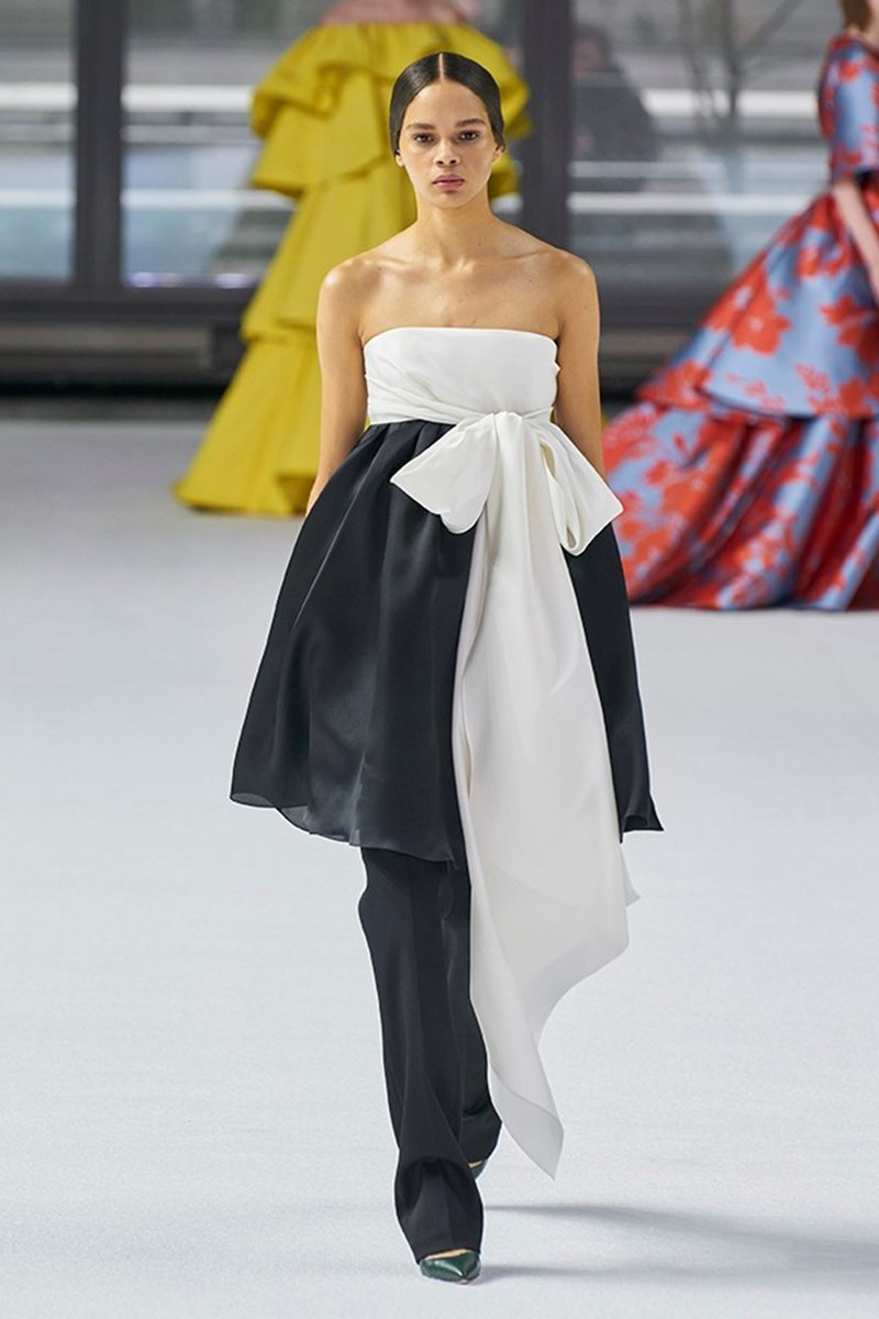 Η Carolina Hererra φέρνει κοντά τον μινιμαλισμό και τις bold αποχρώσεις - εικόνα 7