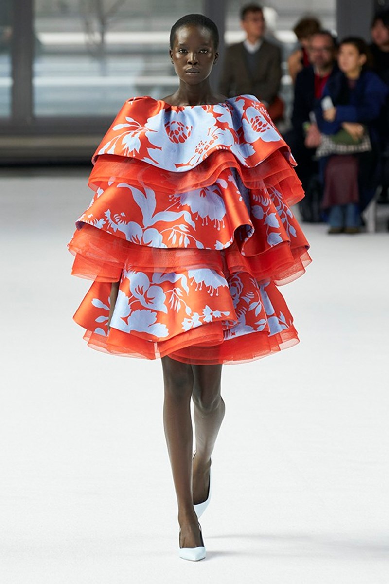 Η Carolina Hererra φέρνει κοντά τον μινιμαλισμό και τις bold αποχρώσεις - εικόνα 5