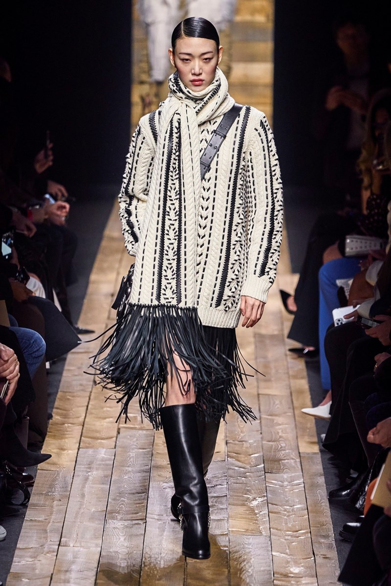 Ο Michael Kors μας δείχνει 15 σύγχρονους τρόπους για να φορέσουμε το πουλόβερ - εικόνα 8