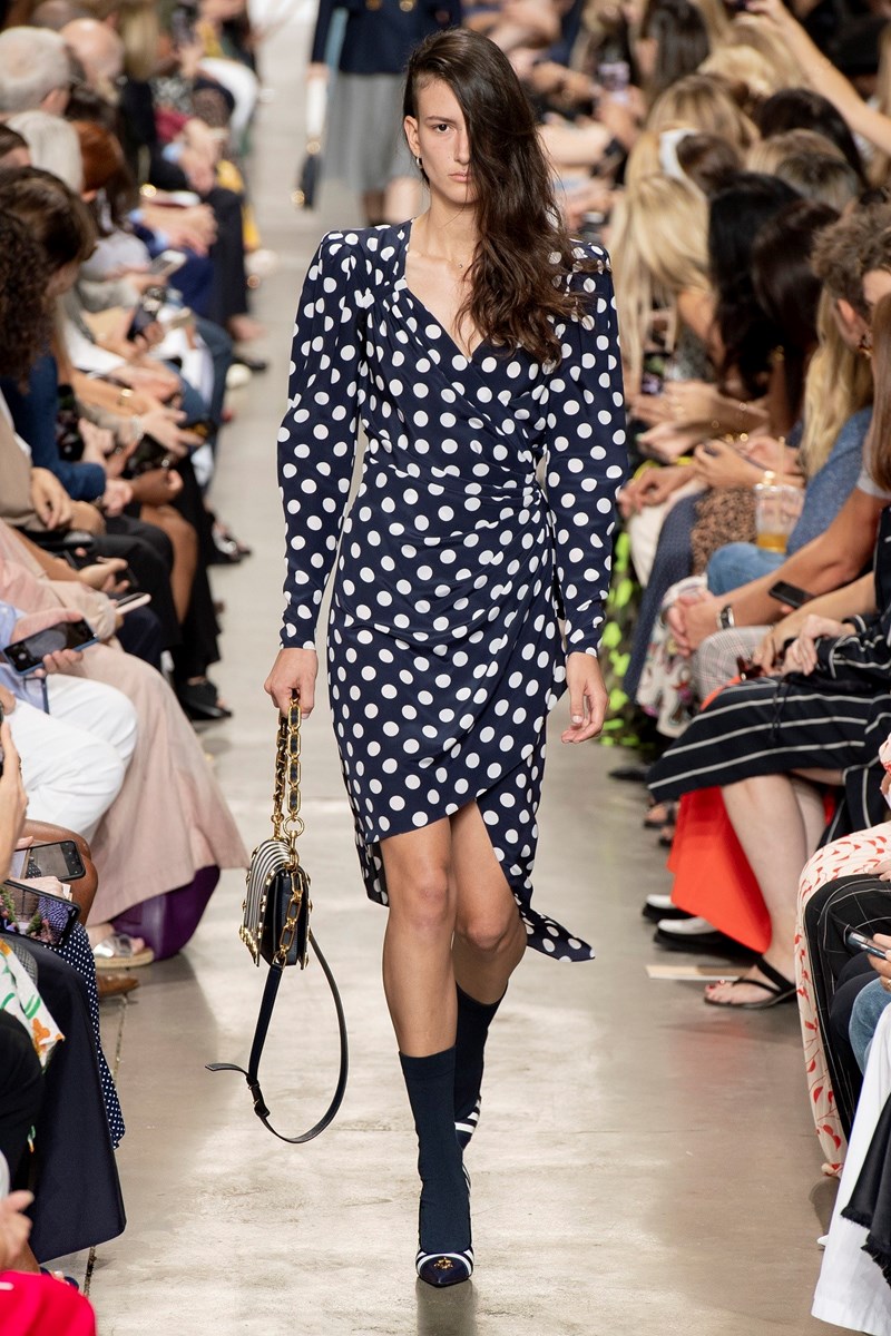 Με αυτά τα πουά θα μοιάζεις βγαλμένη από το catwalk του Michael Kors - εικόνα 1