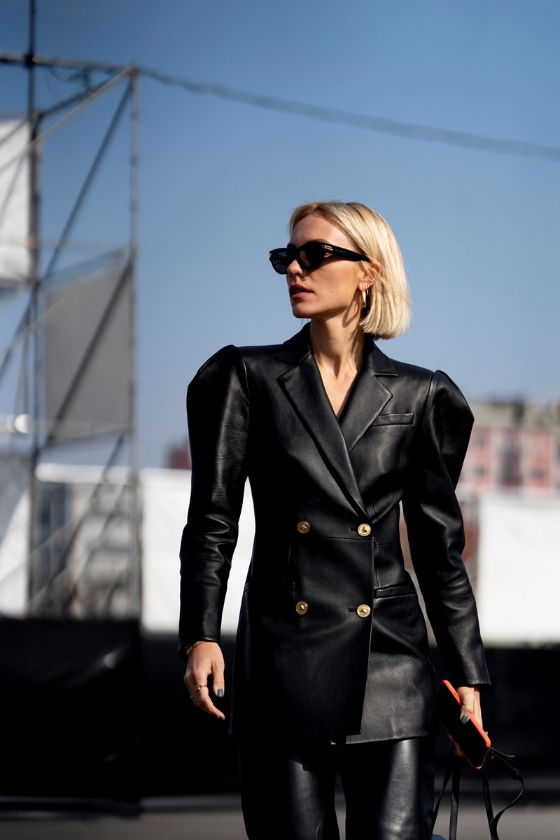 Sexy και ταυτόχρονα υπέρκομψη; Με αυτά τα μαύρα leather blazer μπορείς! - εικόνα 1