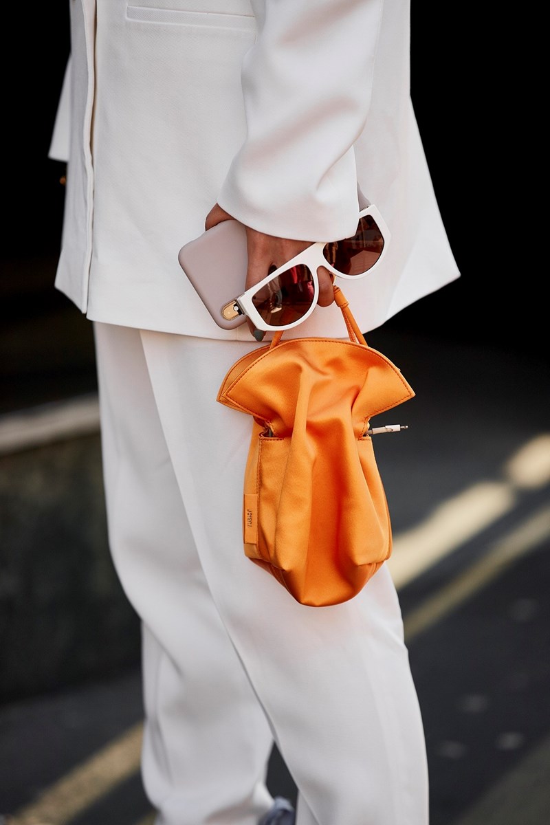 Οι τσάντες που θα κρατάς (μανιωδώς) όλη τη σεζόν - εικόνα 11