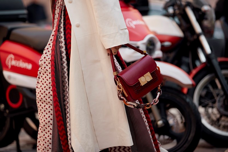 Οι τσάντες που θα κρατάς (μανιωδώς) όλη τη σεζόν - εικόνα 2