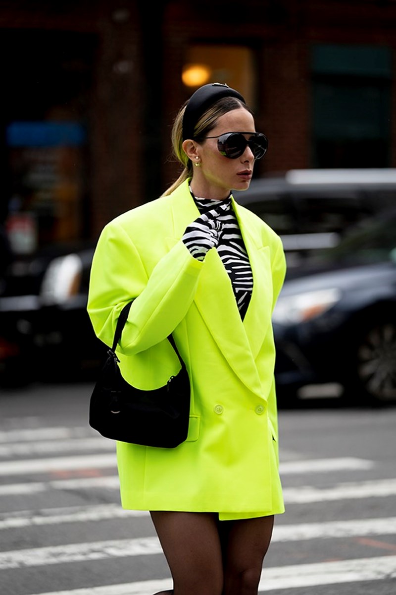 Color Splash: 20 street style looks για να σπάσεις τη «αυτοκρατορία» των γήινων τόνων - εικόνα 13