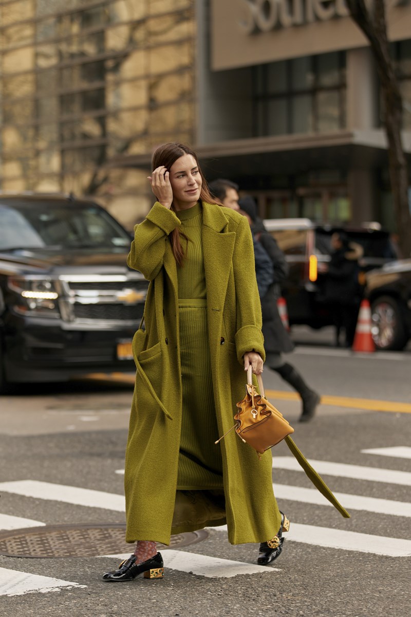 Color Splash: 20 street style looks για να σπάσεις τη «αυτοκρατορία» των γήινων τόνων - εικόνα 3