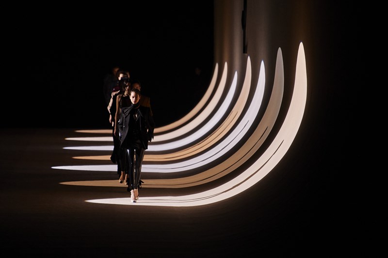 Τα βινύλ κολάν επιστρέφουν με την υπογραφή του Saint Laurent - εικόνα 7