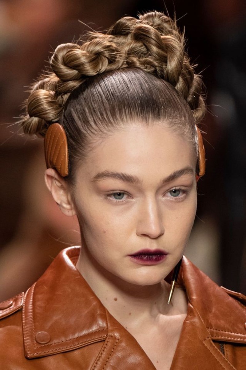 Εσύ θα φορέσεις το headband όπως στο ντεφιλέ του οίκου Fendi; - εικόνα 1