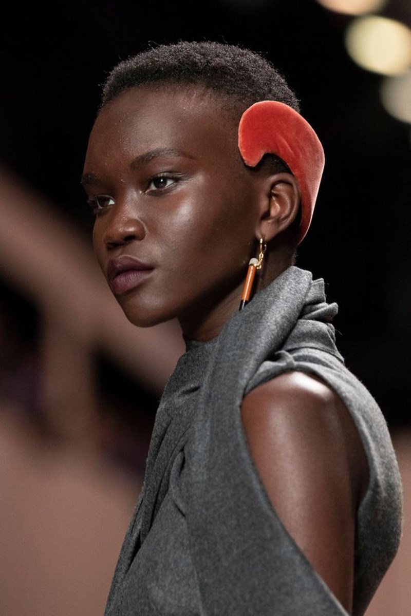 Εσύ θα φορέσεις το headband όπως στο ντεφιλέ του οίκου Fendi; - εικόνα 5