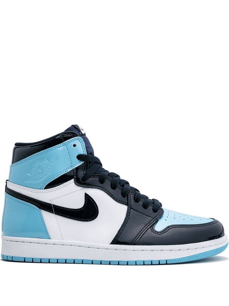 Βρήκαμε τα κλασικά sneakers που φορούν διαρκώς οι celebrities - εικόνα 14