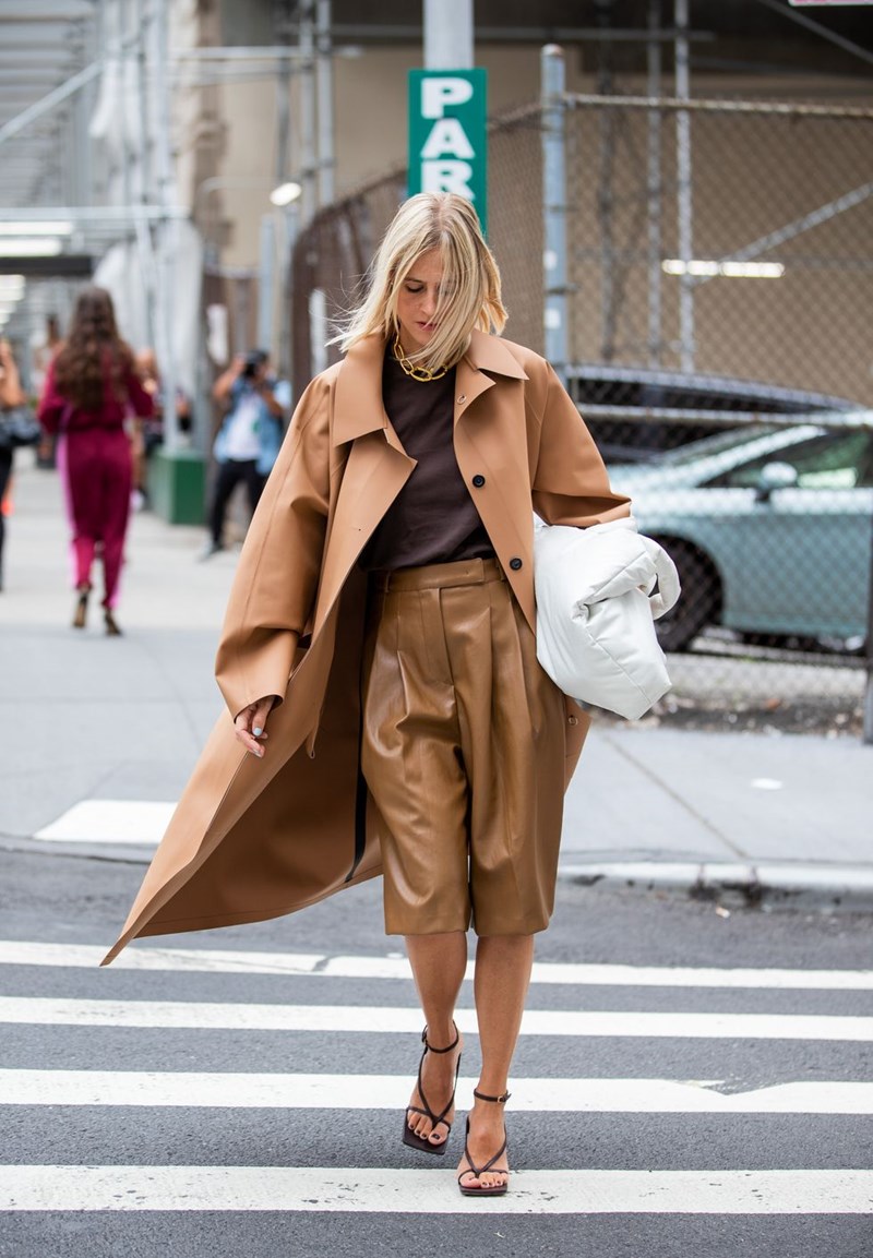 Όλες θα φορούν δερμάτινη βερμούδα την άνοιξη + οι ωραιότερες που κυκλοφορούν - εικόνα 1