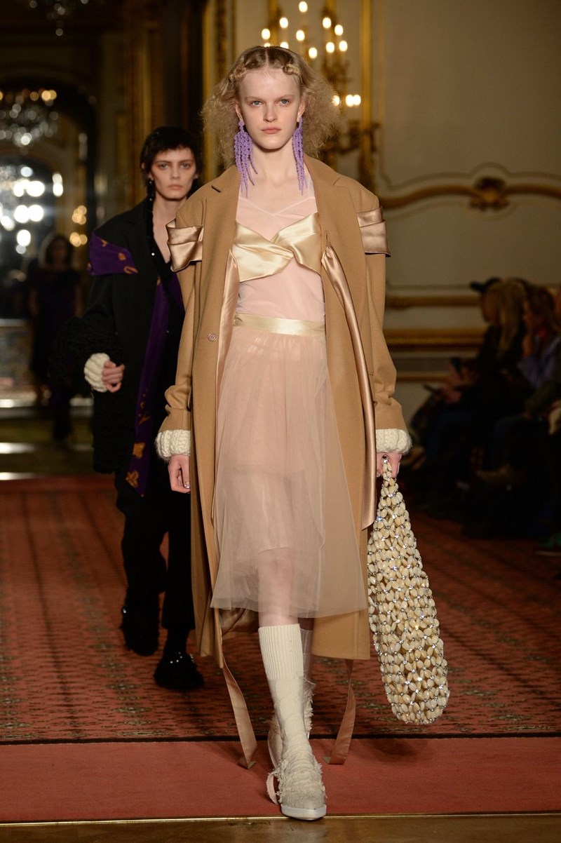 London Fashion Week: Τα ωραιότερα λουκ των ντεφιλέ - εικόνα 6