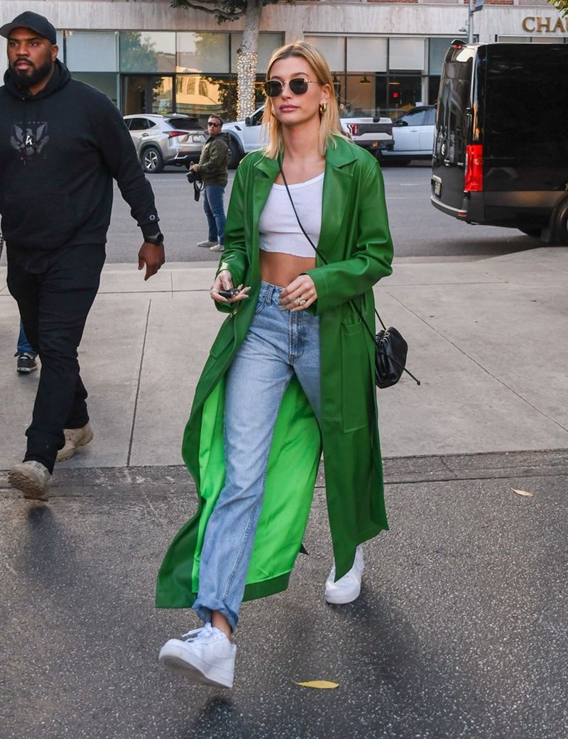 Η Hailey Bieber μας βάζει τα γυαλιά! Το πανωφόρι της είναι το απόλυτο must-have της Άνοιξης - εικόνα 1