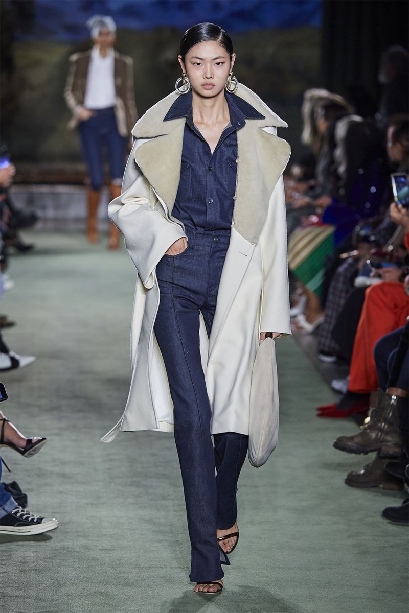 New York Fashion Week: Τα ωραιότερα λουκ από τα ντεφιλέ - εικόνα 2