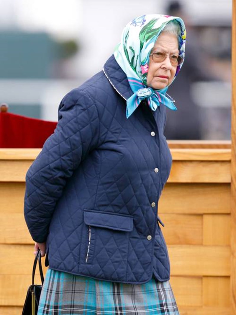 Quilted Jackets: Το πιο hot πανωφόρι της σεζόν ήταν το αγαπημένο της Βασίλισσας Ελισάβετ - εικόνα 2