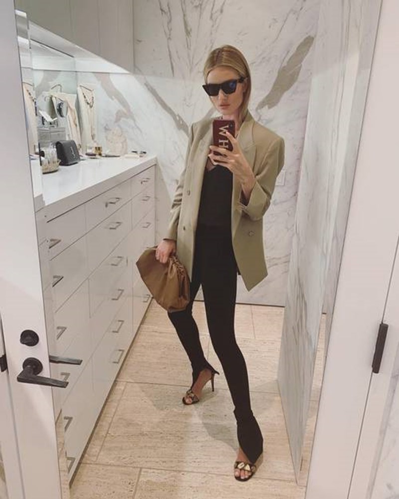Η Rosie Huntington Whiteley μας δείχνει 4 chic τρόπους να φορέσουμε το σακάκι - εικόνα 1