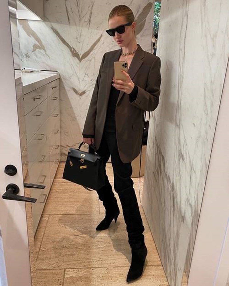 Η Rosie Huntington Whiteley μας δείχνει 4 chic τρόπους να φορέσουμε το σακάκι - εικόνα 3