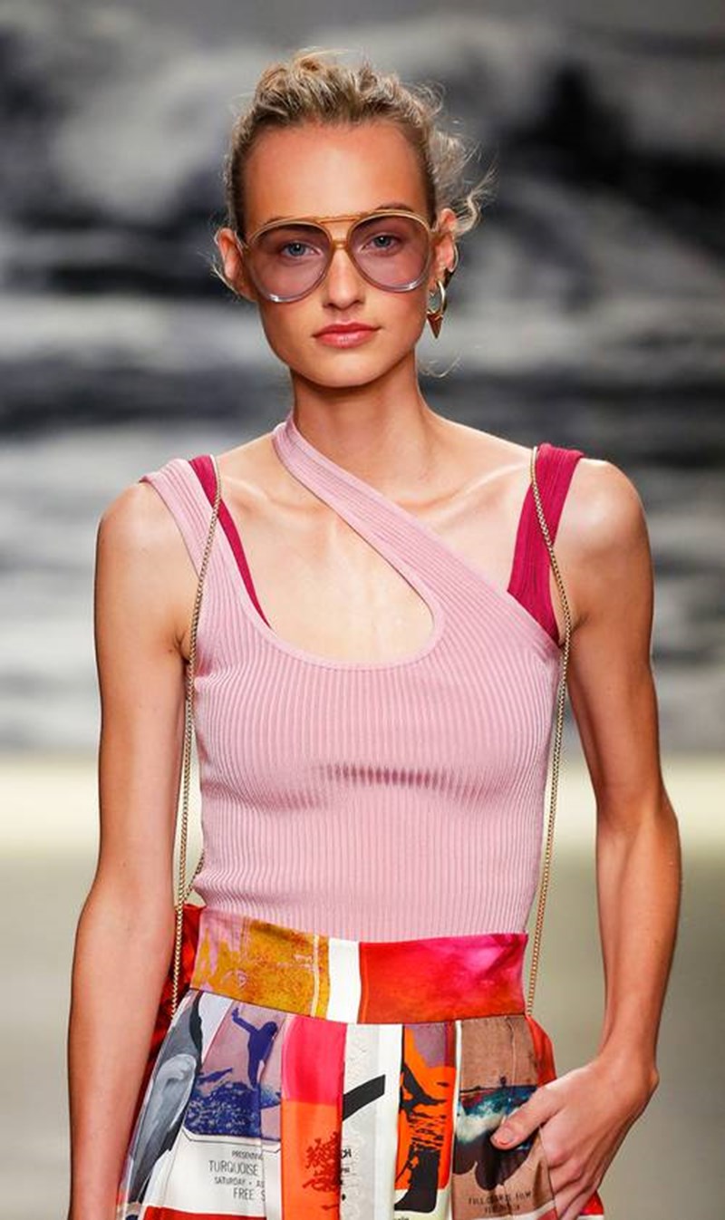 6 τάσεις των 90s που επιστρέφουν δυναμικά στην γκαρνταρόμπα μας - εικόνα 1