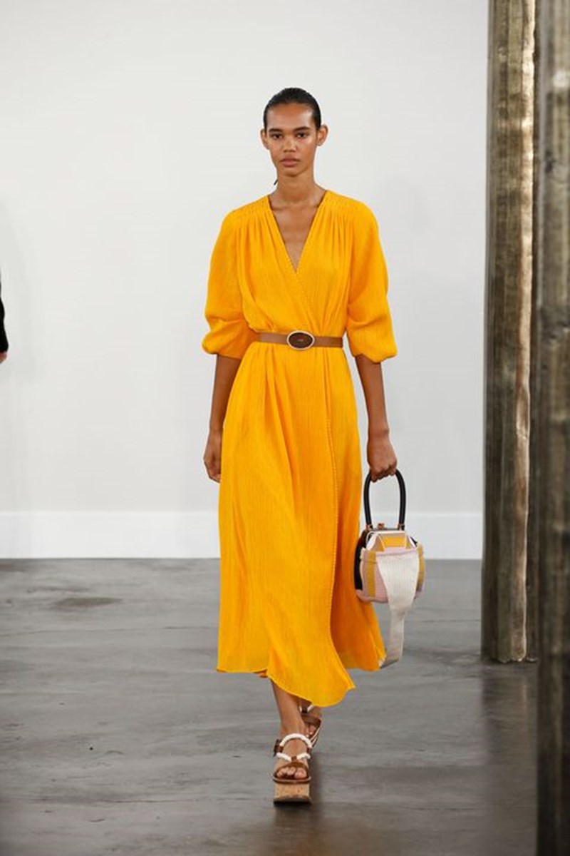 5 midi φορέματα από τα ντεφιλέ που θέλουμε να προσθέσουμε άμεσα στο στυλ μας - εικόνα 1