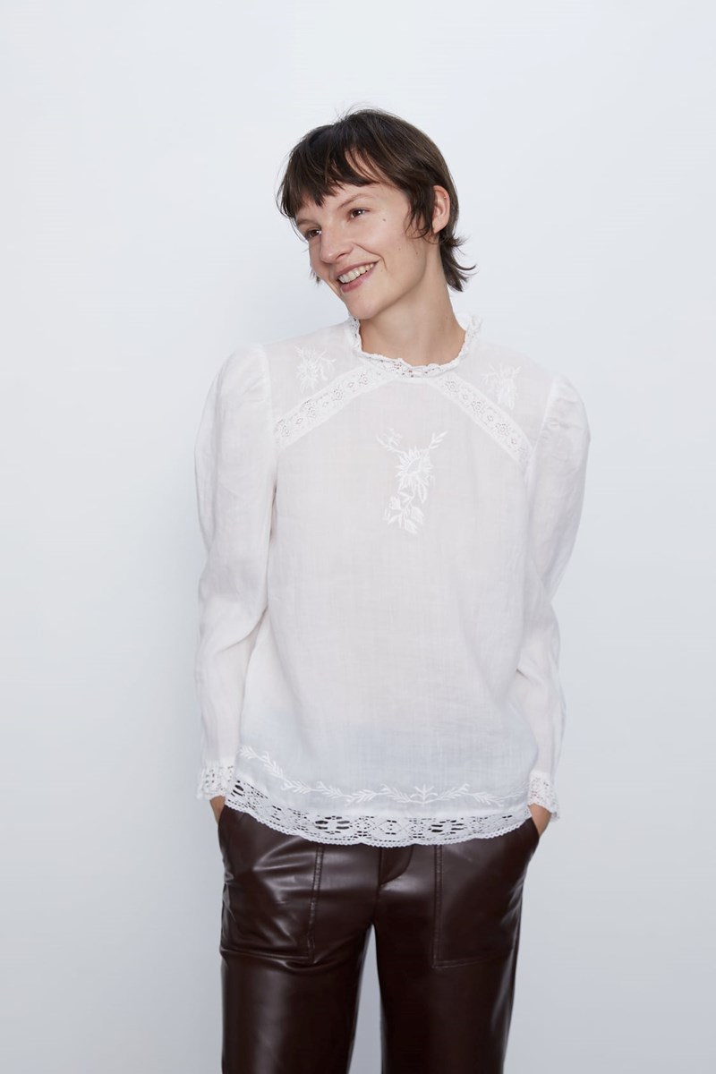 Όλες χρειαζόμαστε ένα λευκό τοπ! Σου βρήκαμε 8 από τα Zara - εικόνα 3