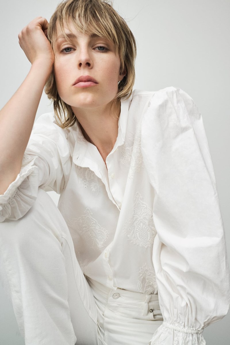 Όλες χρειαζόμαστε ένα λευκό τοπ! Σου βρήκαμε 8 από τα Zara - εικόνα 4