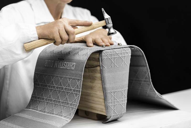 Πώς δημιουργείται η Lady D-Lite του οίκου Dior; - εικόνα 4