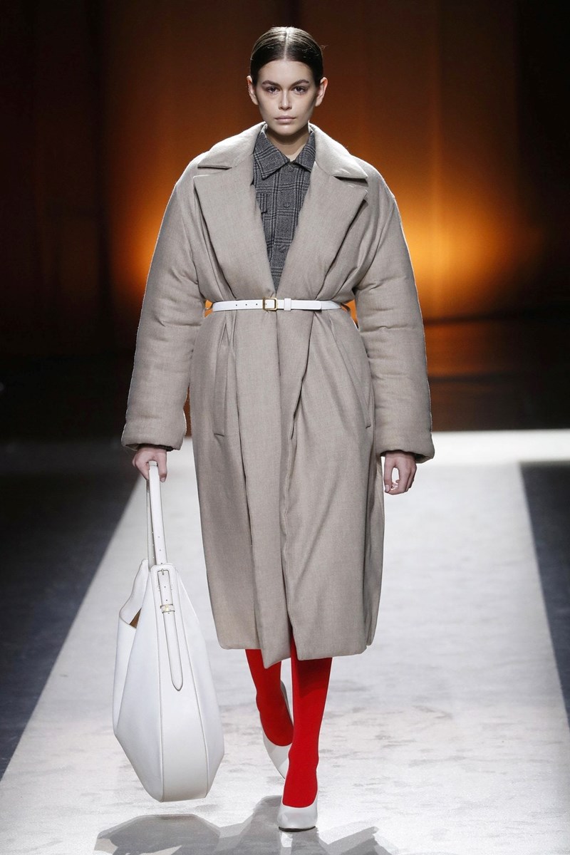 18 φορές που η Kaia Gerber μας άφησε με το στόμα ανοιχτό στα AW20 runways - εικόνα 18