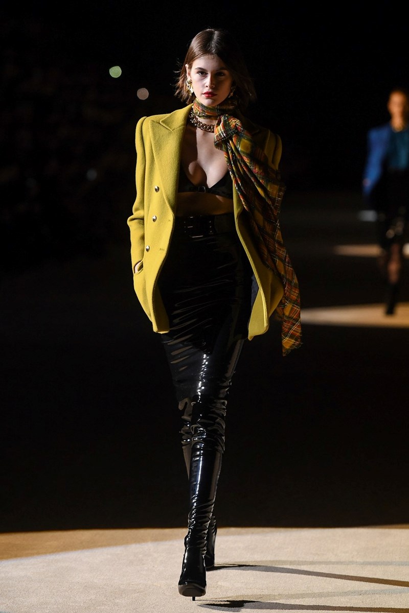 18 φορές που η Kaia Gerber μας άφησε με το στόμα ανοιχτό στα AW20 runways - εικόνα 17