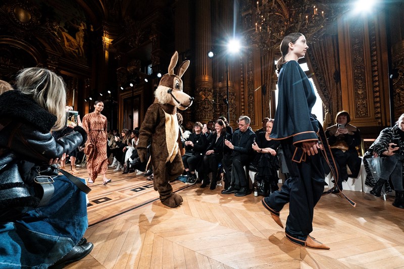 Τα μοντέλα ντύθηκαν ζώα στο show της Stella McCartney - εικόνα 2