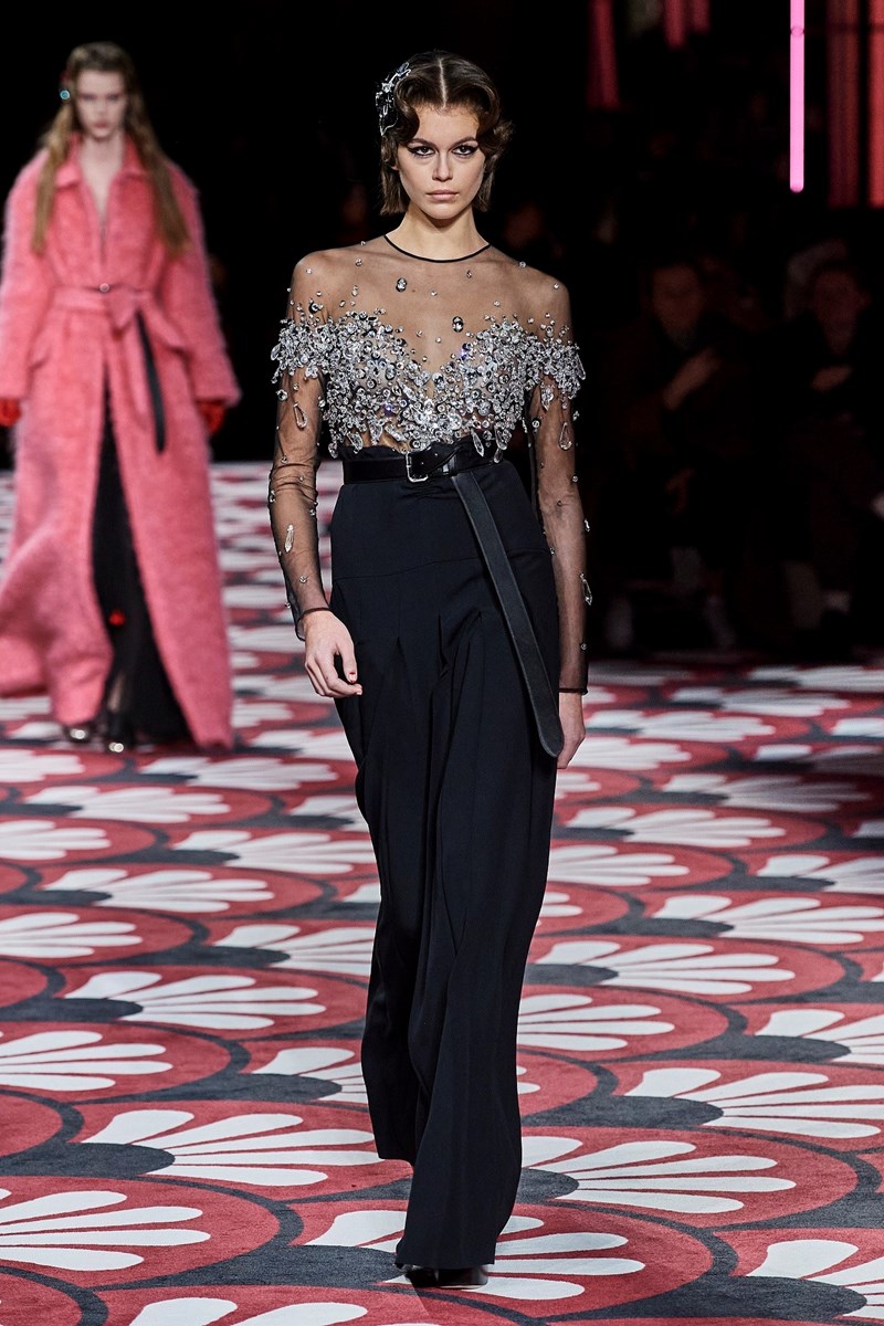 18 φορές που η Kaia Gerber μας άφησε με το στόμα ανοιχτό στα AW20 runways - εικόνα 1