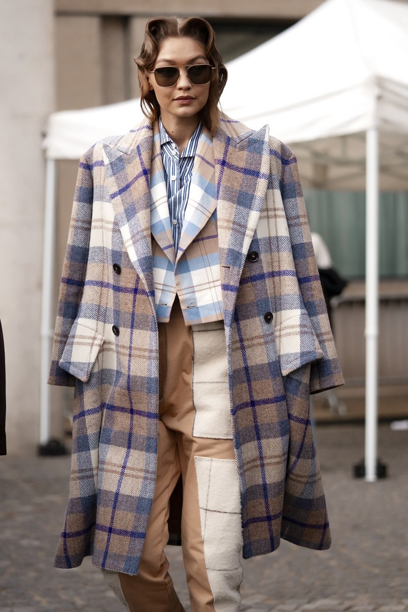 Full του καρό: 6 κομμάτια για να αντιγράψεις το print on print look της Gigi Hadid - εικόνα 1