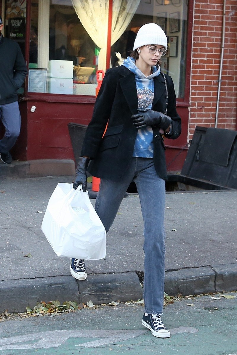 Kaia Gerber: Τα sneakers που φορά τώρα μπορείς να τα αποκτήσεις και εσύ - εικόνα 4
