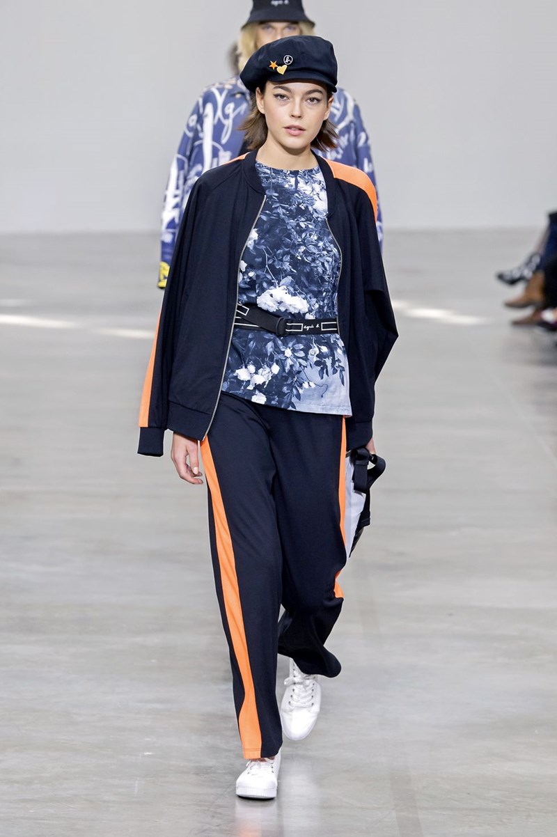 Ποιος θα το φανταζόταν! Το outfit που φοράς περισσότερο τώρα έχει «περπατήσει» σε διάσημες πασαρέλες - εικόνα 5