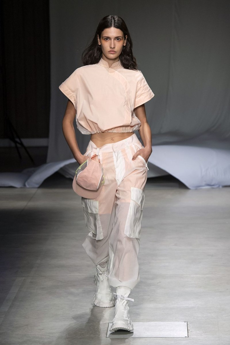 Ποιος θα το φανταζόταν! Το outfit που φοράς περισσότερο τώρα έχει «περπατήσει» σε διάσημες πασαρέλες - εικόνα 3