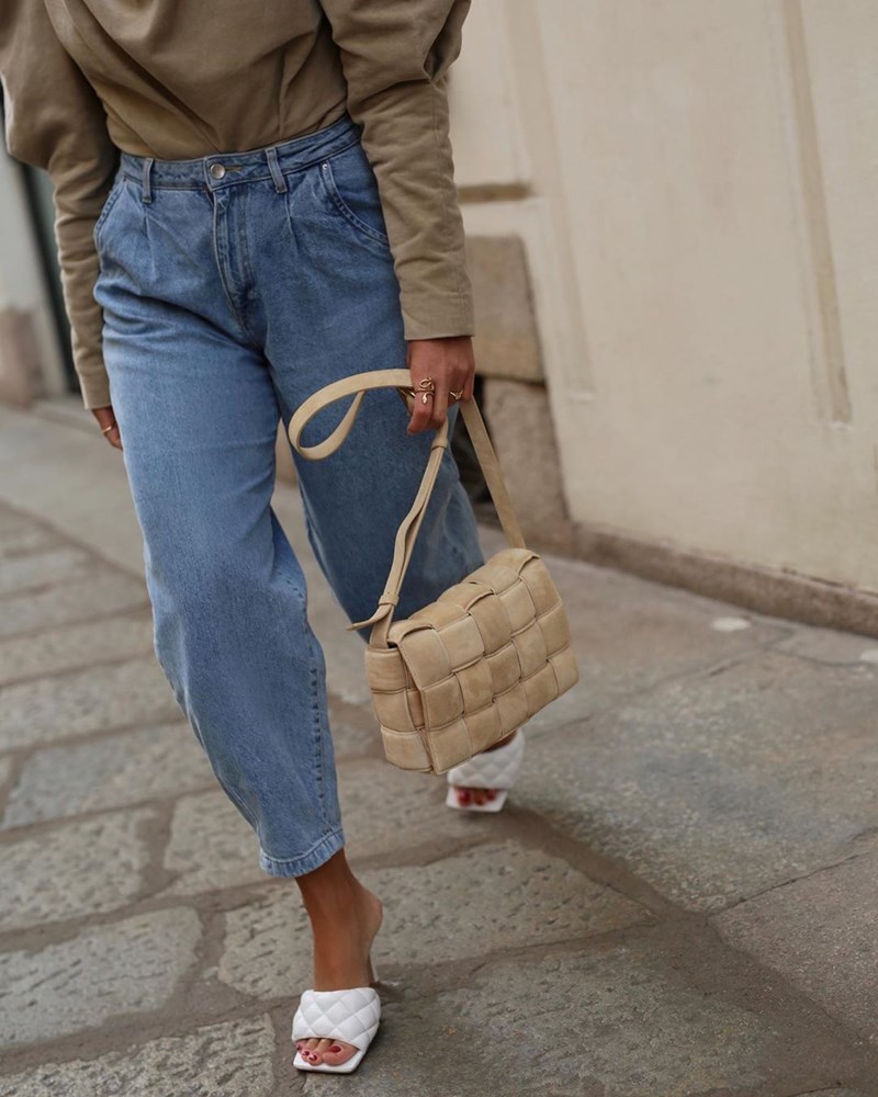 Δοκίμασε αυτά τα mom fit παντελόνια με την τέλεια εφαρμογή και θα μας ευγνωμονείς για χρόνια - εικόνα 1