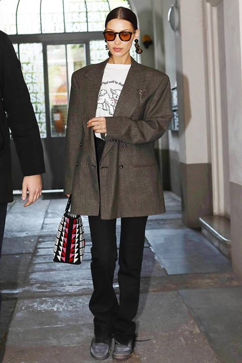 6 hot τρόποι να φορέσεις μαύρο παντελόνι όπως οι celebrities (+ τα κομμάτια που θα χρειαστείς) - εικόνα 1