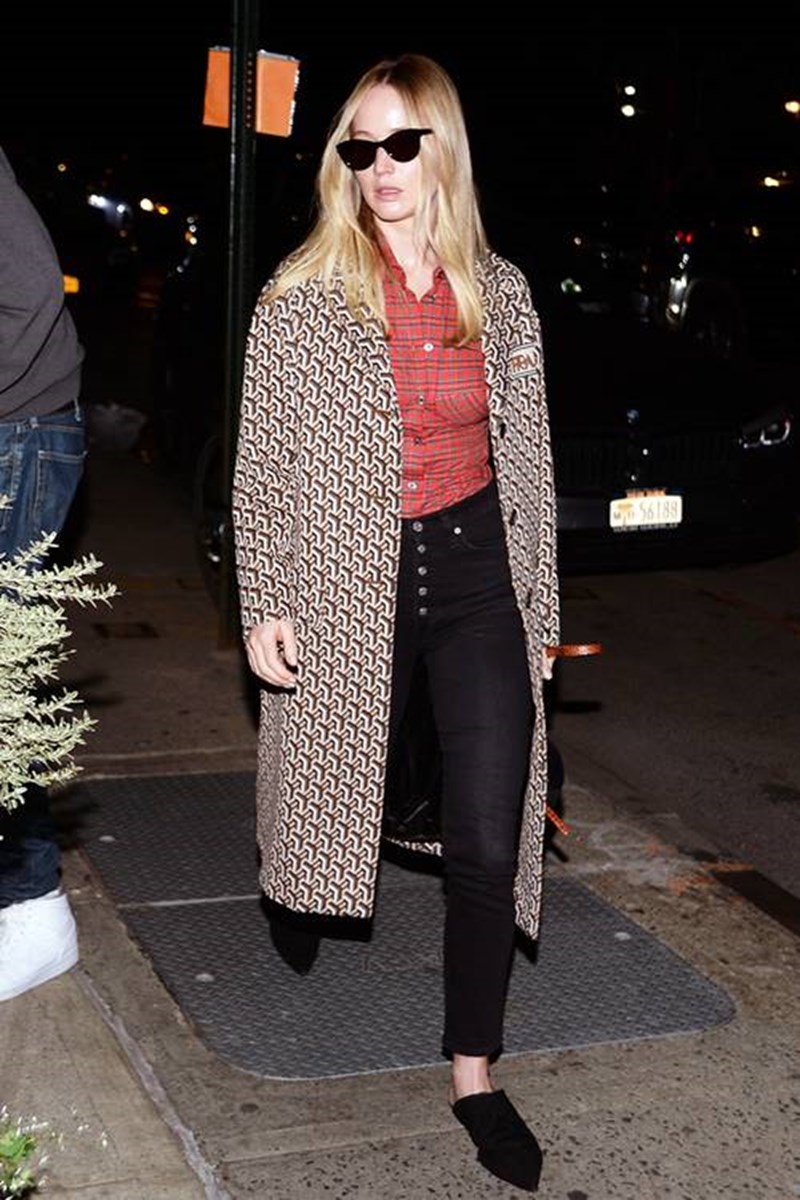 6 hot τρόποι να φορέσεις μαύρο παντελόνι όπως οι celebrities (+ τα κομμάτια που θα χρειαστείς) - εικόνα 14