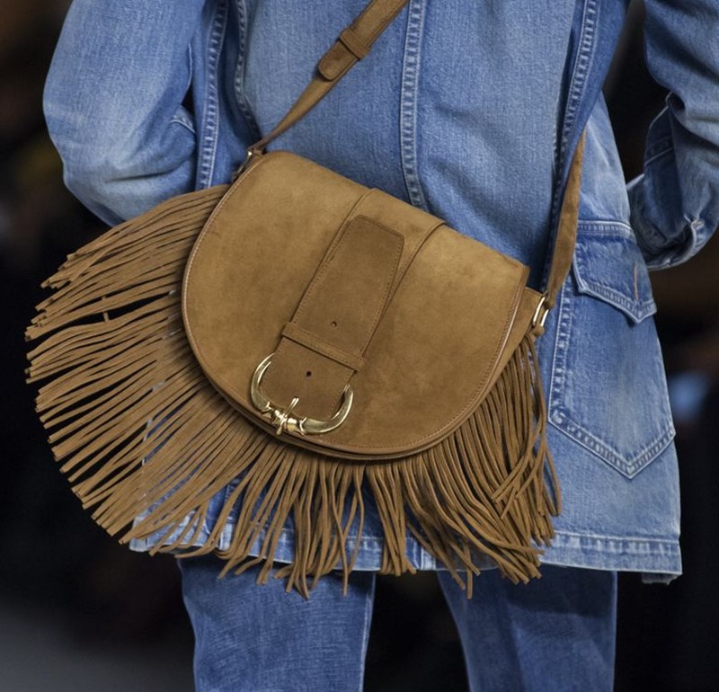 Trend Alert: Οι high fashion τσάντες της σεζόν έχουν κρόσσια - εικόνα 2