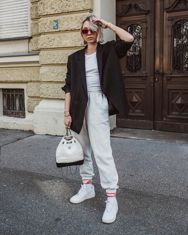 Ποιος θα το φανταζόταν! Το outfit που φοράς περισσότερο τώρα έχει «περπατήσει» σε διάσημες πασαρέλες - εικόνα 1