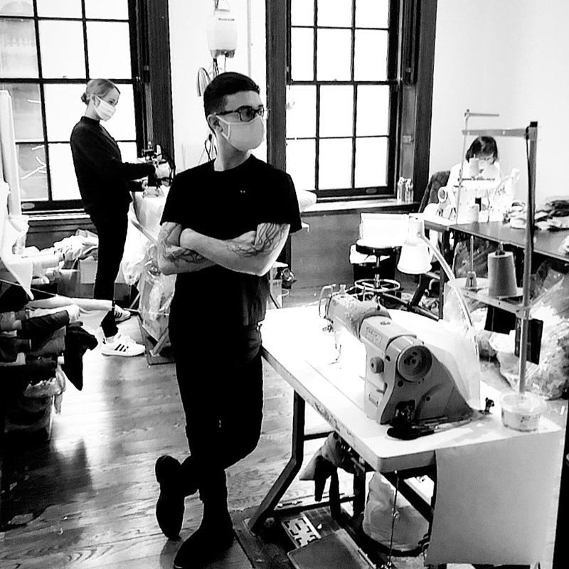 8 οίκοι μόδας και brands που αυτή τη στιγμή ράβουν μάσκες για τα νοσοκομεία - εικόνα 1