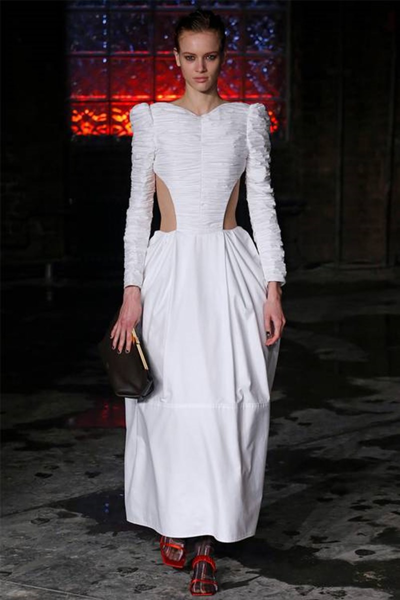 Αυτή είναι η τάση που θα αντικαταστήσει τα αποκαλυπτικά naked dresses - εικόνα 3