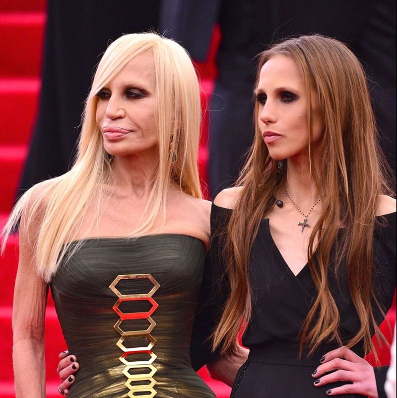 H Donatella Versace και η κόρη της προσφέρουν €200.000 σε νοσοκομείο του Μιλάνου - εικόνα 1