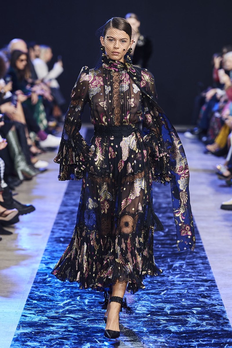 10 φορέματα που έκοψαν την ανάσα στην Paris Fashion Week - εικόνα 3